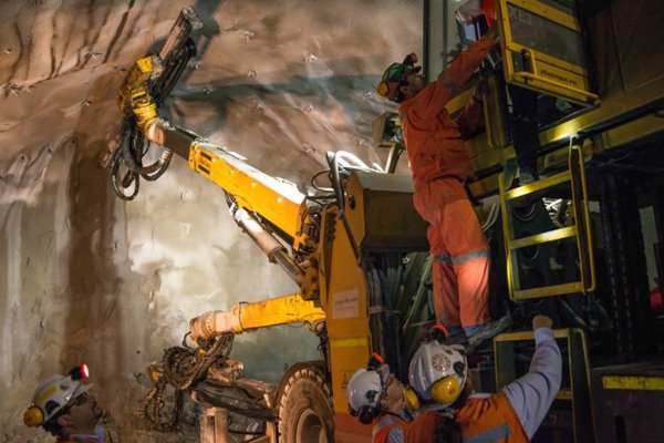 Informe revela cuántos puestos de trabajo pueden automatizarse y las industrias más presionadas en Chile