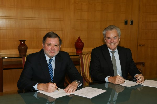 Sonda firma contrato con Colbún por suministro de energía