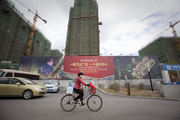 Turbas de clientes asaltan a inmobiliarias en China reclamando por el derrumbe en el valor de sus departamentos