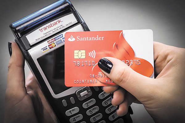 El motivo que habría tenido Santander para terminar acuerdo con Transbank