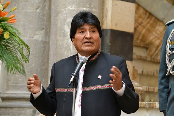 Tras derrota en La Haya y en medio de protestas Evo ordena duplicar aguinaldos a todos los trabajadores