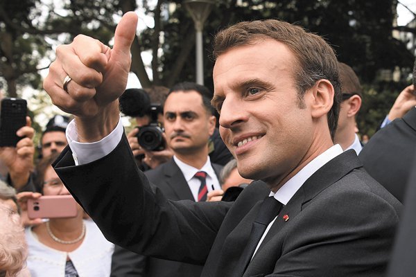 Macron relanza su gobierno buscando frenar caída de popularidad