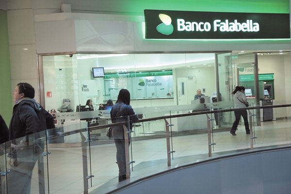 Falabella inicia reestructuración del banco y tarjeta CMR de cara a la integración