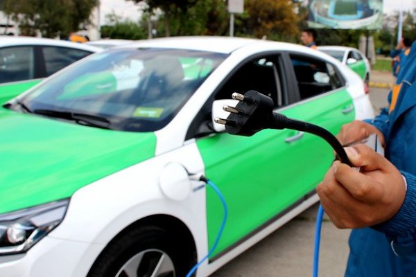 Primera flota de taxis eléctricos entra en circulación en Santiago