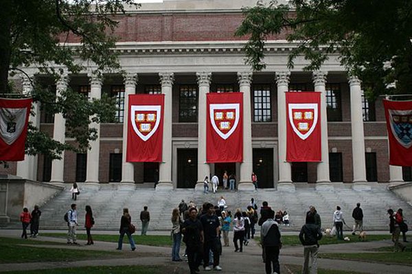 Estudiantes siguen su lucha contra Harvard por discriminación
