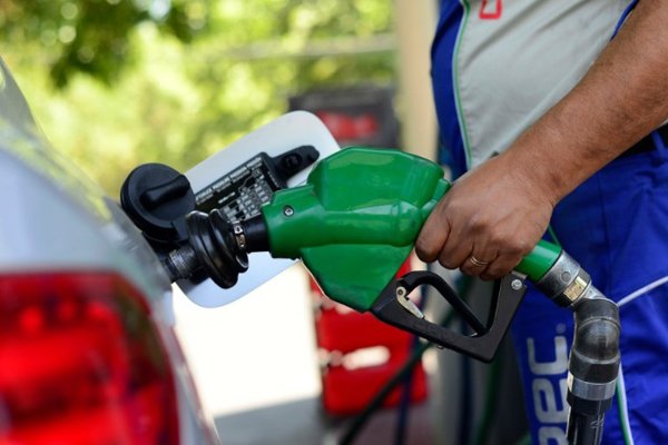 Piñera anuncia que estudia medidas para frenar alza de combustibles