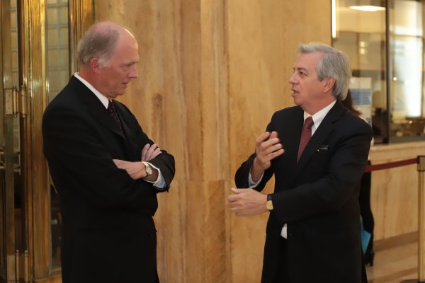<p>El presidente del directorio de Codelco, Juan Benavides, acompañado del economista Blas Tomic (Rodolfo Jara).</p>