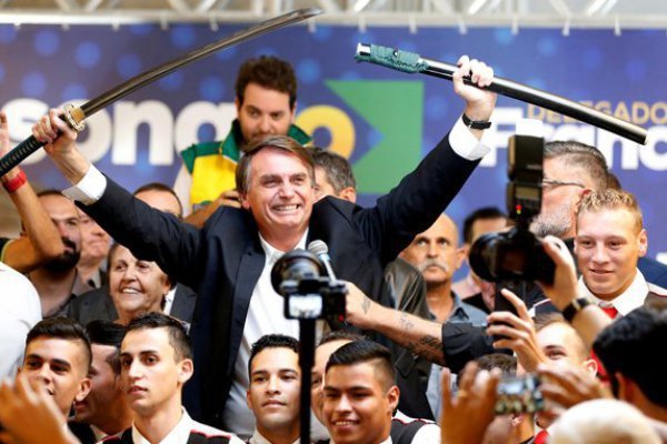 El 19% de los chilenos le asigna nota entre 6 y 7 a Bolsonaro