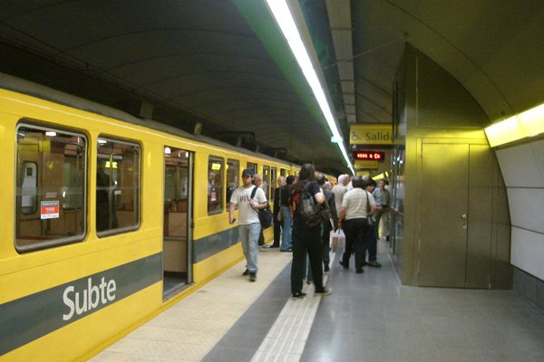 Argentinos inventan una solución para dejar de viajar apretados en el metro