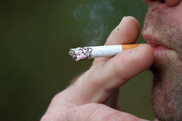 Permanecer sentado no es peor para su salud que fumar