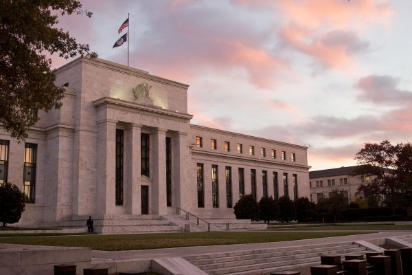 Fed ve crecimiento “de modesto a moderado” en precios y sueldos de EEUU