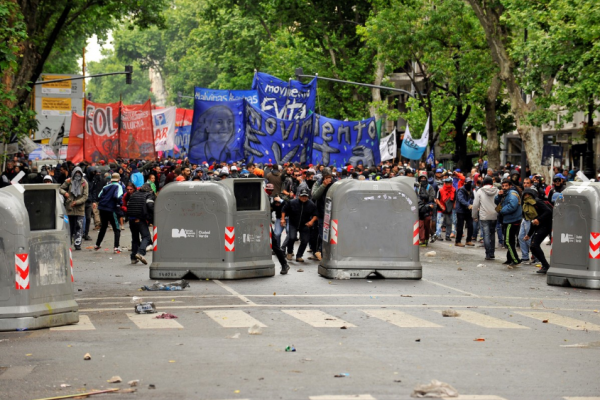 Policía y manifestantes se enfrentan afuera del Congreso argentino durante debate del presupuesto