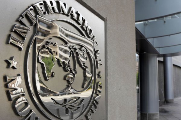 Respiro para Argentina: FMI aprueba primera revisión de economía y les libera US$ 5.700 millones