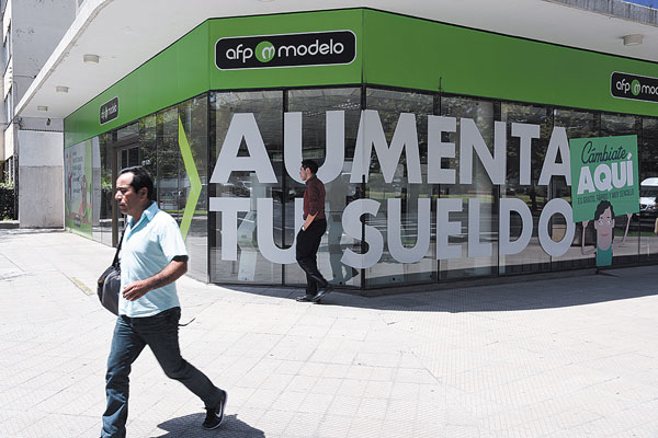 Modelo v/s Capital: La soterrada disputa entre las AFP que llegó hasta el Conar