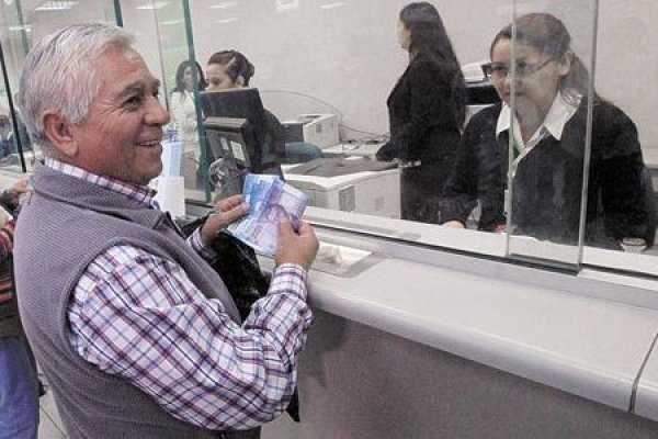Diputados piden a BancoEstado eliminar cobros de la cuenta Rut en adultos mayores