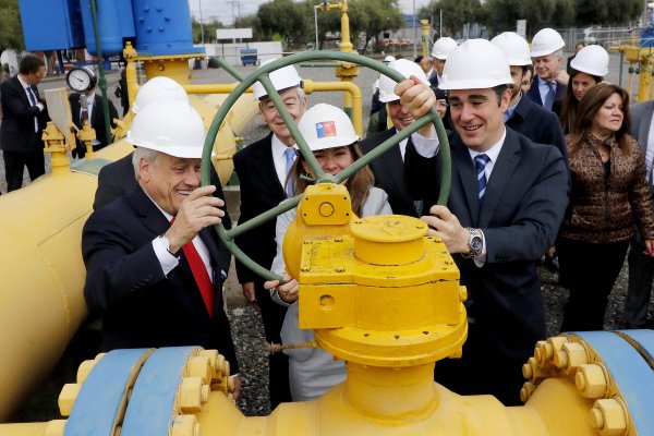 Piñera reabre importación de gas argentino y anticipa baja de precios