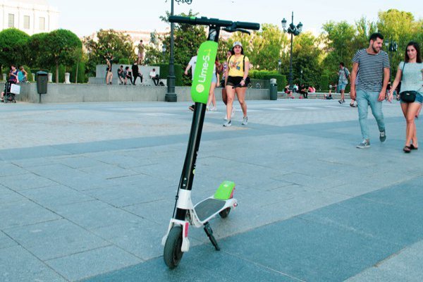 Demandas amenazan revolución de scooters eléctricos y revelan lado oscuro de nueva tendencia que llega a Chile