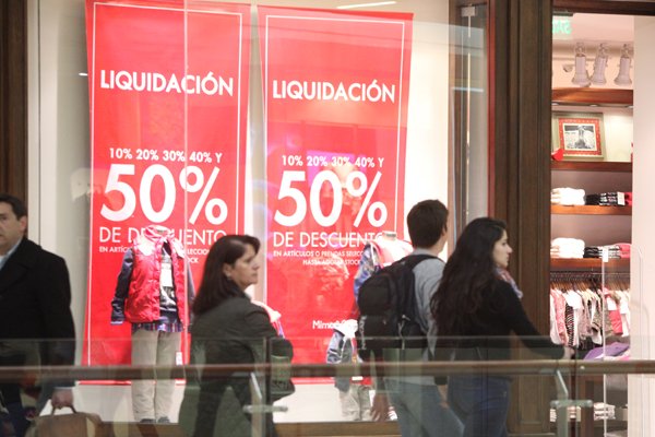 Consumo recibe el golpe de la desaceleración: actividad del comercio se contrajo por primera vez en 17 meses