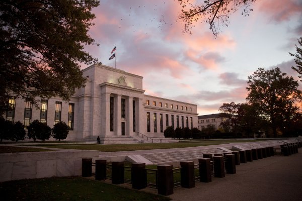 Fed mantiene la tasa sin cambios y queda en camino para alza en diciembre