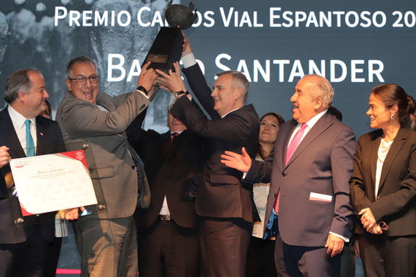 Banco Santander recibió Premio Carlos Vial Espantoso