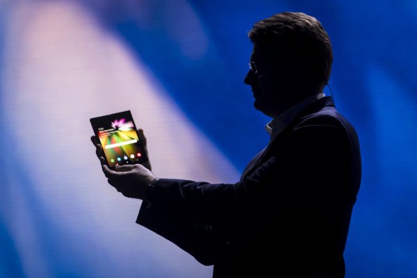 Samsung muestra teléfono con pantalla que se dobla como un libro