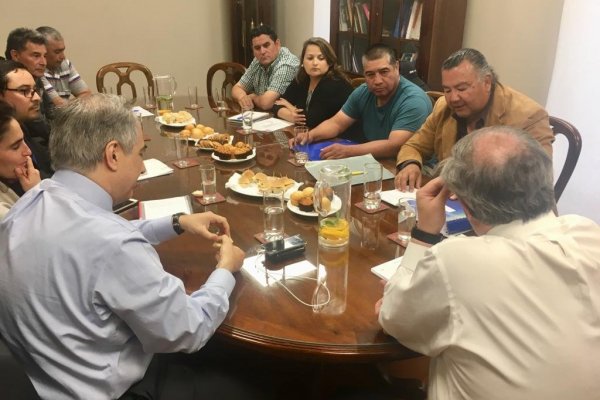 Gobierno acuerda compromiso para apoyar a pescadores de Quintero y Puchuncaví tras grave crisis ambiental