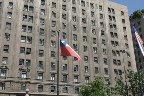 Buscan terminar con sueldos de ministros en empresas públicas