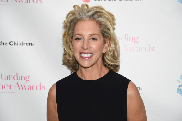 Renuncia CEO de Victoria's Secret, Jan Singer y acciones caen