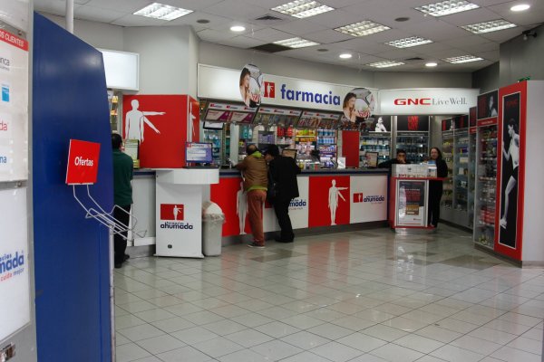 <p>Gobierno prepara plan de apoyo a trabajadores desvinculados tras cierre de sucursales de Farmacias Ahumada</p>