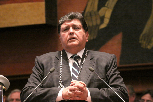 Fiscalía de Perú amplía investigación contra Alan García y prohíbe su salida del país
