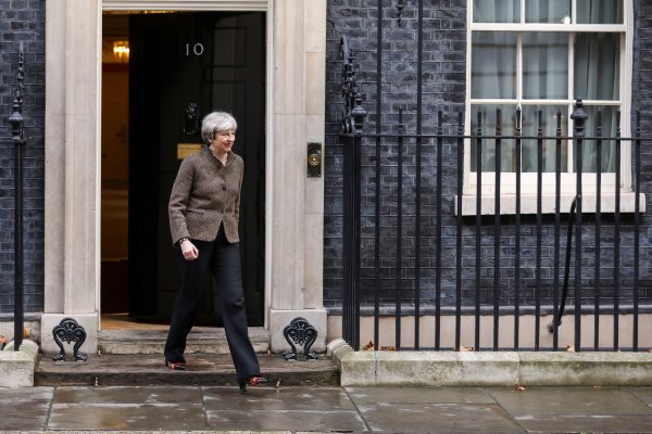 Gobierno de Theresa May en crisis: ola de renuncias al gabinete tras acuerdo por Brexit desploma a la libra