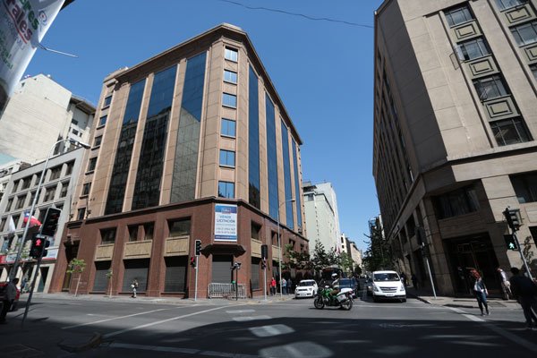 <p>Inmobiliaria se adjudica histórico edificio de Copec en Agustinas en US$ 25 millones</p>