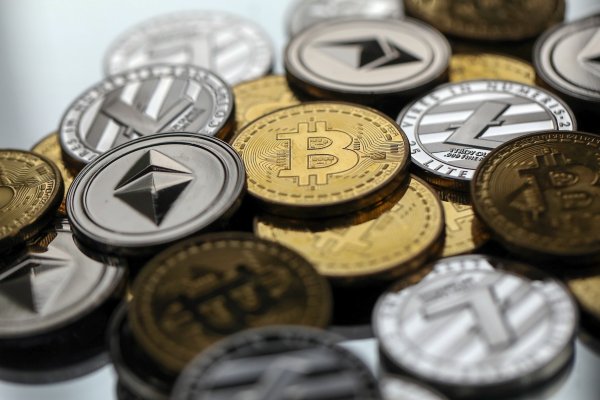 ¿El peor negocio del siglo? Inversionistas compraron bitcoin al doble de su precio un día antes que comenzara su derrumbe