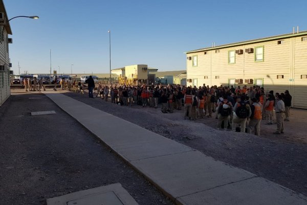 <p>BHP desvincula a 57 trabajadores de minera Spence</p>