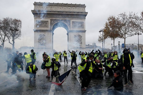“Chalecos Amarillos” ponen en jaque a Macron y la economía ya siente el efecto de las protestas