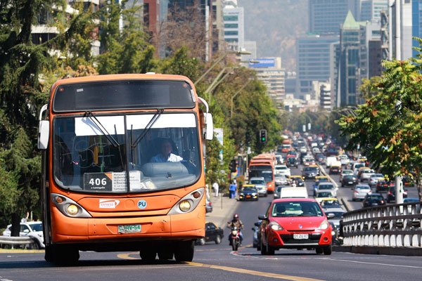 Transantiago: Gobierno analiza ajustes a licitación y privados apuntan a que operadores elijan tecnología