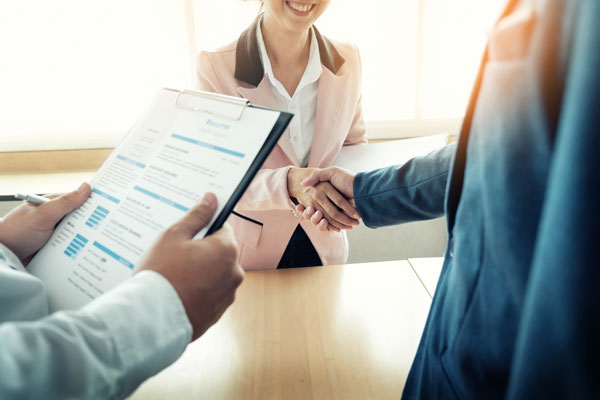 Ejecutivos chilenos ven mejora en M&A pero incertidumbre frena a compañías