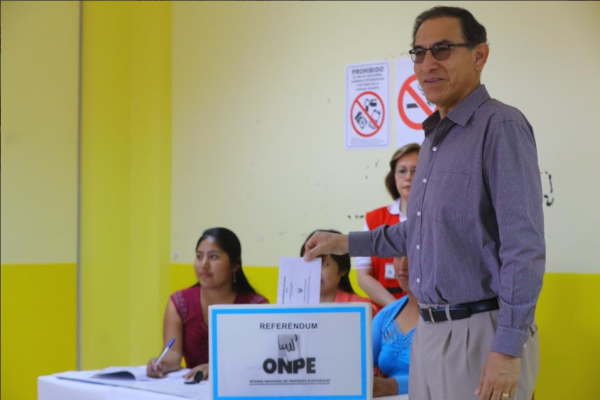 Peruanos dan una aplastante victoria a Vizcarra y castigan al Congreso