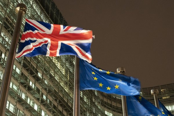 Anticipando un rechazo, May decidió retrasar votación del "brexit" en el parlamento inglés