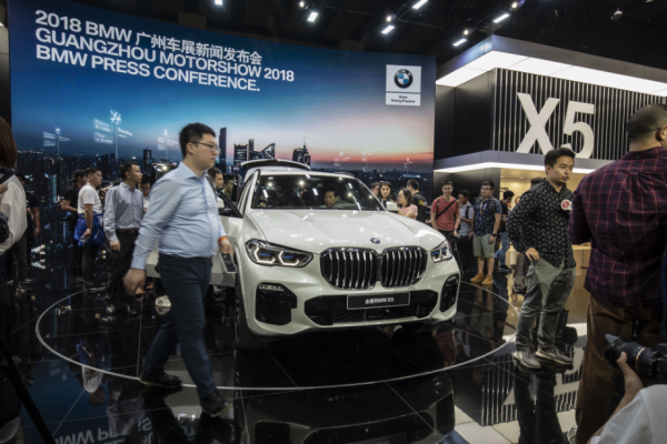 China evalúa recortar aranceles a los autos de EEUU y alienta al mercado