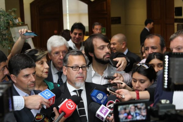 Parlamentarios irrumpen en conflicto portuario y llaman al gobierno a intervenir