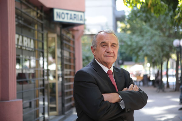Notarios rechazan críticas: “No nos digan sólo a nosotros lo del feroz lobby”
