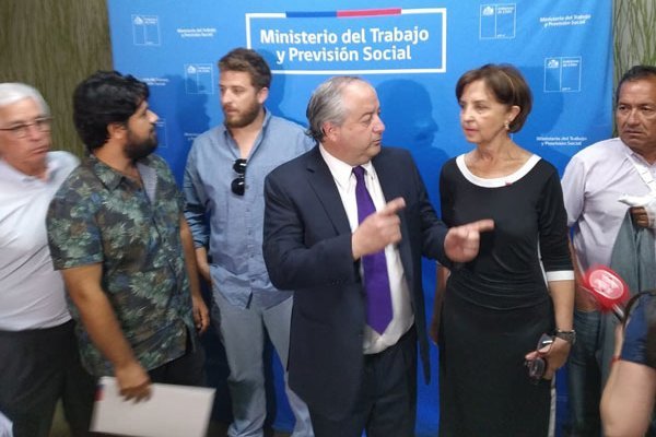 Gobierno anuncia pre acuerdo tras intensa jornada en paro portuario