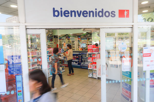 Malas noticias para Farmacias Ahumada: Farmacéuticos votan huelga en medio del plan de ajuste