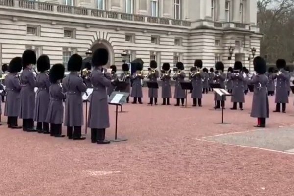 Panorama: "Bohemian Rhapsody" es interpretada por la Guardia Real del Palacio de Buckingham
