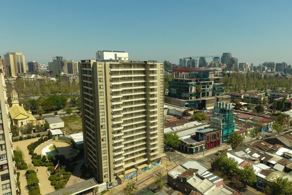 Sigue la guerra en Recoleta: Justicia ordena al alcalde Jadue otorgar recepción a polémico edificio