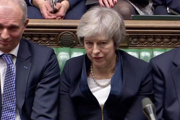 May enfrenta hoy moción de censura tras sufrir humillante derrota en el Parlamento
