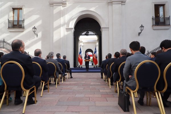 Piñera destaca importancia de la banca al promulgar ley que moderniza regulación del sector