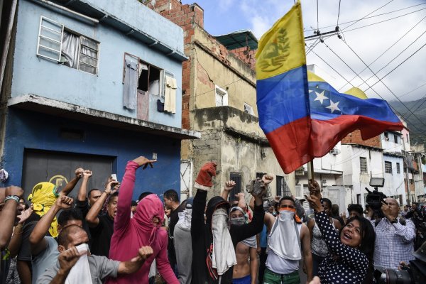 Gobierno y oposición marchan en Venezuela, en medio de creciente presión internacional a Maduro