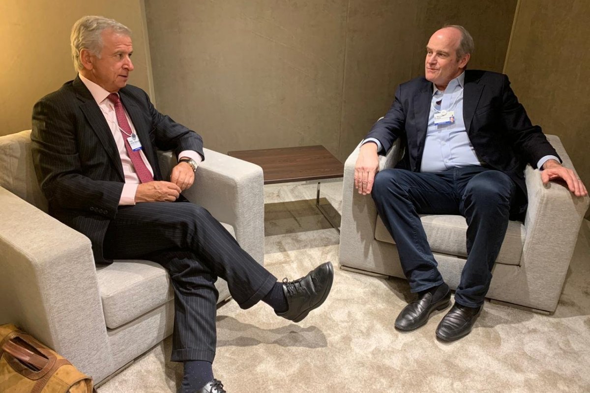 <p>Larraín en Davos se reúne con CEO de Alibaba, quien le promete nuevas inversiones en Chile</p>